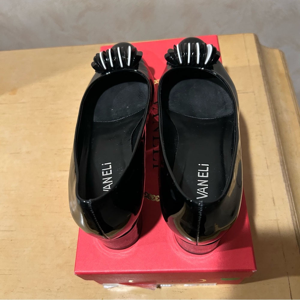 VANELI women’s black patent leather pump with decorative accent in size 7.5 - Picture 10 of 12